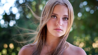 Woman portrait woods bokeh lipstick - the background and a blurry background free wallpaper