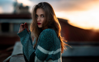 Woman long hair sweater roof - a roof free wallpaper