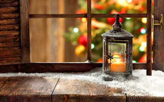 Lantern window sill christmas tree - a lantern free wallpaper
