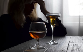 Woman sitting wine glass blurry - brassaï free wallpaper for desktop