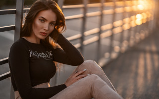 Woman sitting bench sun blur - shining free wallpaper