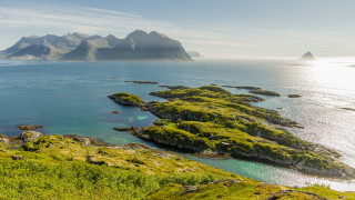 Rocky shore moss mountains lake - free mountains wallpaper
