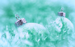 Silver ornaments green water droplets - a green surface free wallpaper
