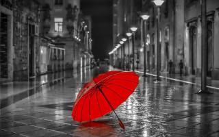 Red umbrella rainy city night - the ground in the rain free wallpaper
