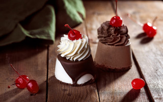 Three desserts chocolate cream cherries - a green cloth free wallpaper