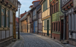 Cobblestone street lamppost buildings florence - free architecture wallpaper