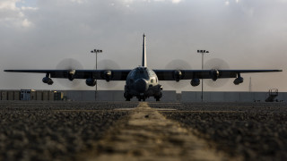 Airplane takeoff smoke arabesque shallow - a large airplane free wallpaper for desktop