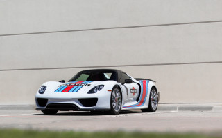 White sports car red white - pearlescent free wallpaper for desktop