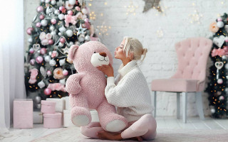 Woman sitting pink teddy christmas - free love wallpaper
