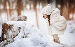 Girl white coat hat snow 2 - rock free wallpaper