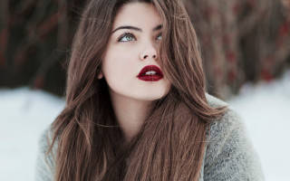 Woman longhair redlipstick lookingup snow - a red lipstick free wallpaper for desktop