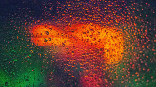 Rainy window trafficlight redlight autumn - a close up of a window free wallpaper for desktop