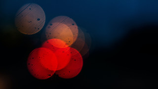Blurry trafficlight red yellow blue - bernt tunold free wallpaper