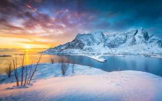Snowy mountain lake sunset clouds - beautiful landscape free wallpaper