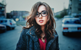 Woman glasses car street portrait - prima free wallpaper