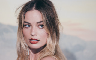 Woman blonde blue eyes red 2 - a red lipstick free wallpaper for desktop