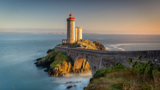 Lighthouse cliff bridge ocean sunset - the ocean in the background free wallpaper