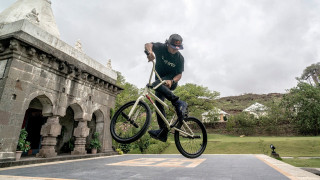 Man bike trick air helmet - a trick free wallpaper