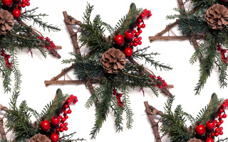 Christmas pine cones berries reindeer - stick free wallpaper