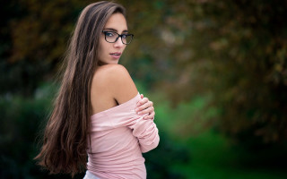 Eszter mattioni glasses park bokeh - a picture in a park free wallpaper