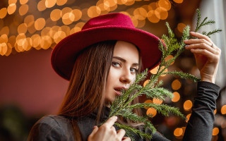 Woman red hat green plant - anna hotchkis free wallpaper