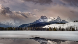 Mountain lake forest snow evening - a lake in the foreground and a forest in the background free wallpaper for desktop