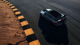 Car road yellow line black - a yellow line free wallpaper