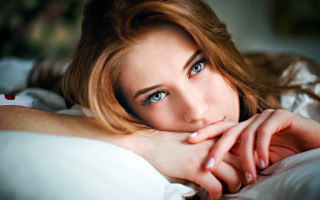 Woman bed white sheet blurry - free portrait wallpaper for desktop