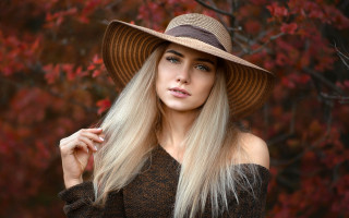 Blonde woman hat autumn leaves - a picture in front free wallpaper for desktop