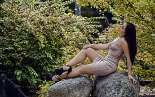 Woman sitting rock dress heels 2 - arabesque free wallpaper