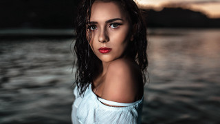 Woman longhair redlipstick serious portrait - a red lipstick free wallpaper for desktop