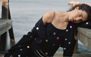 Woman bench ocean blurry redlips - christen dalsgaard free wallpaper