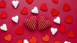 Red heart romantic love valentine - a red heart free wallpaper