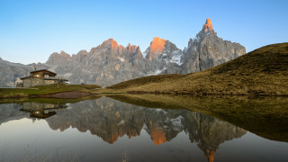 House lake mountains reflection foreground - carlo carlone free wallpaper