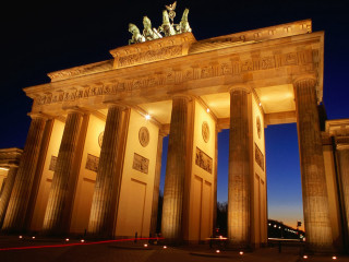 Large building columns statues nighttime - the side of the building free wallpaper for desktop