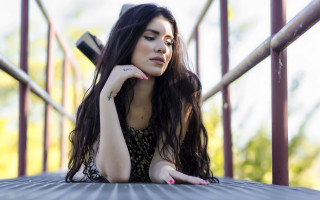 Woman sitting bench tattoo fashion - her chin free wallpaper for desktop