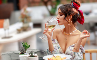 Woman wine food fashion blurry - a woman sitting free wallpaper