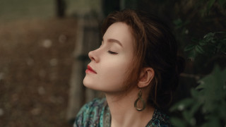 Woman closed eyes upward bokeh - her eye free wallpaper for desktop