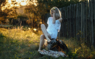 Woman sitting log autumn nature - cinematic photography free wallpaper