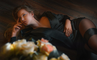 Woman laying phone flower jewelry - a bouquet of flowers free wallpaper