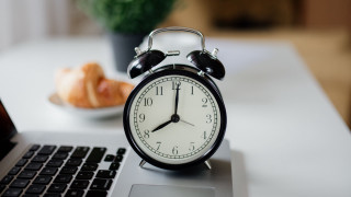 Clock laptop coffee croissant automaticistes - affinity photo free wallpaper