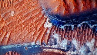 Red blue water rocks blue - a close up free wallpaper for desktop