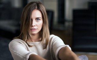 Serious woman chair crossed arms - arbeitsrat für kunst free wallpaper for desktop