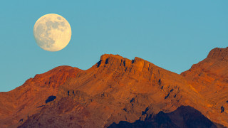 Full moon mountain desert night 3 - a clear blue sky above free wallpaper