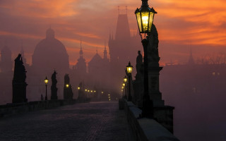 Streetlight bridge fog sunset gothic - atmospheric free wallpaper