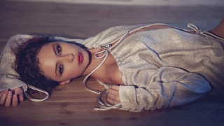 Woman purse handbag fashion photorealistic - her shoulder and a handbag free wallpaper