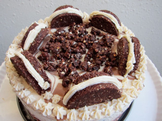 Pastel cake white frosting chocolate - clara peeters free wallpaper