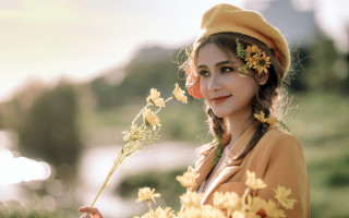 Woman flower hair holding flower - chen chi free wallpaper