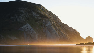 Mountain water boat light naturalism - a body of water in front free wallpaper for desktop