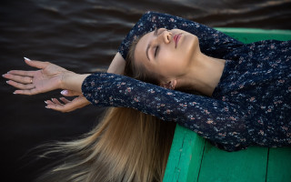 Woman closed eyes green bench - artur tarnowski free wallpaper